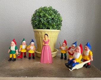 Vintage cake topper show white and dwarfs