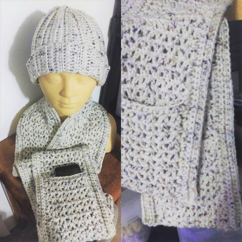 Pode incluir: Um conjunto de chap&eacute;u e cachecol de croch&ecirc; branco com um bolso no cachecol. O chap&eacute;u e o cachecol s&atilde;o feitos com um fio salpicado.