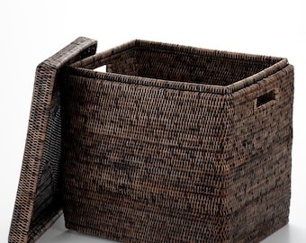 Cesta rectangular grande de ratán tejido con tapa para mantas y juguetes.