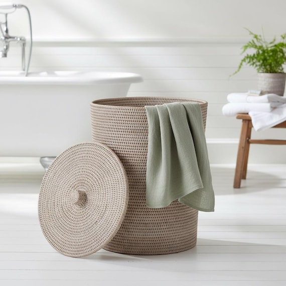 Handgewebter Rattan-Wäschekorb mit Deckel | Großer 50L Boho Korb | Schlafzimmer Badezimmer Aufbewahrung