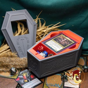 Magic the Gathering Commander Deckbox Innistrad Remastered Coffin 120+ kaarten, dubbele sleeve met opbergruimte voor dobbelstenen