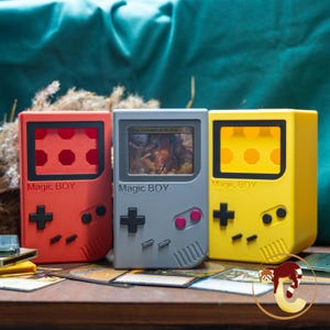 Magic the Gathering Commander Deckbox GameBoy-geïnspireerd retro-ontwerp - 120 kaarten met dubbele sleeve - Trading Card Deckbox