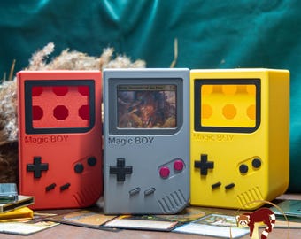 Caixa de baralho MTG Commander: design retrô para GameBoy, mais de 120 cartas com capa dupla e bandeja de dados