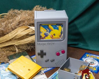 Caixa para Baralho de TCG: Design retrô inspirado no Game Boy, mais de 60 cartas com sleeves duplos e bandeja para dados - MTG, Pokémon, Riftbound, One Piece