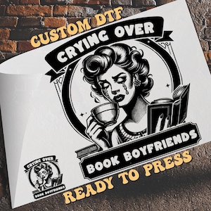 DTF Crying Over Book Boyfriends, Transfert Dtf prêt pour la presse, Transfert à chaud, Cadeau livresque, Cadeau pour amateur de lecture, Livres et café DTF