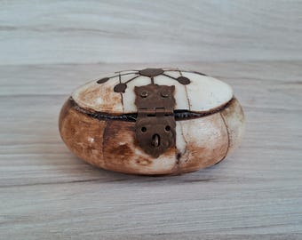 Pudełko na drobiazgi z kości wielbłąda w stylu vintage: zdobienie z mosiężnej intarsji