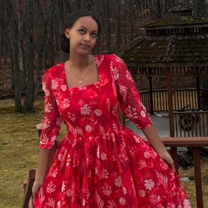 Czerwona szyfonowa sukienka etiopska, czerwony wzór kwiatowy z pokrzywą