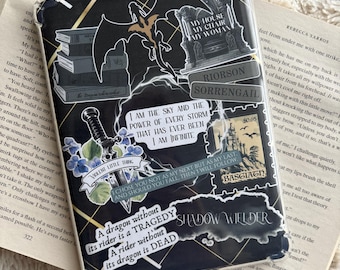 Può includere: Una custodia per telefono nera e bianca con un design di drago e varie citazioni, tra cui "Sono il cielo e il potere di ogni tempesta che sia mai esistita. Sono infinito." e "Un drago senza il suo cavaliere è una tragedia. Un cavaliere senza il suo drago è morto."