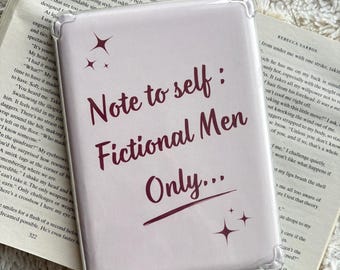 Puede incluir: Una funda de teléfono rosa con un borde blanco y una inscripción burdeos que dice "Note to self: Fictional Men Only..." con estrellas a cada lado del texto.