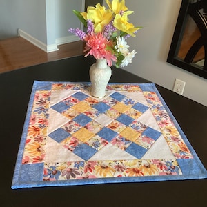 Colorful Daisy Table Square