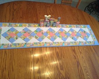 Camino de mesa con forma de huevo de Pascua