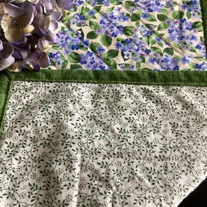 Puede incluir: Una taza de cer&aacute;mica blanca con un asa negra y el texto "But First, Coffee" en un estilo manuscrito. La taza est&aacute; sobre una superficie blanca. La taza mide 10 cm de alto.