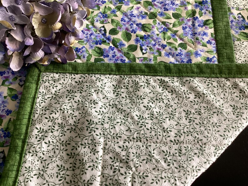 Puede incluir: Una taza de cer&aacute;mica blanca con un asa negra y el texto "But First, Coffee" en un estilo manuscrito. La taza est&aacute; sobre una superficie blanca. La taza mide 10 cm de alto.