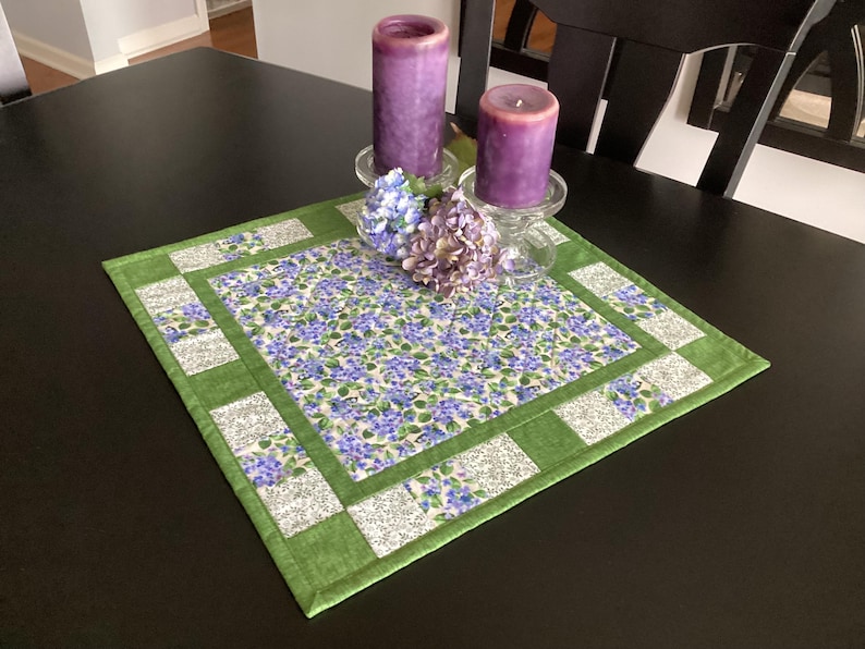 Puede incluir: Un letrero de madera r&uacute;stica con la frase "Welcome to our home" en letras blancas. El letrero presenta un acabado envejecido y un dise&ntilde;o sencillo y acogedor.