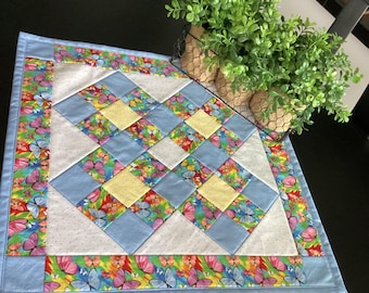 Mesa cuadrada con mariposas de jardín