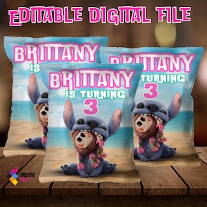 K&ouml;nnte beinhalten: Drei bedruckbare Party-Geschenkbeutel in Blau und Rosa mit einer Zeichentrickfigur Stitch, die eine braune Figur h&auml;lt. Die Beutel sind mit einer blauen und wei&szlig;en Strandkulisse und dem Text "Brittany wird 3" verziert.