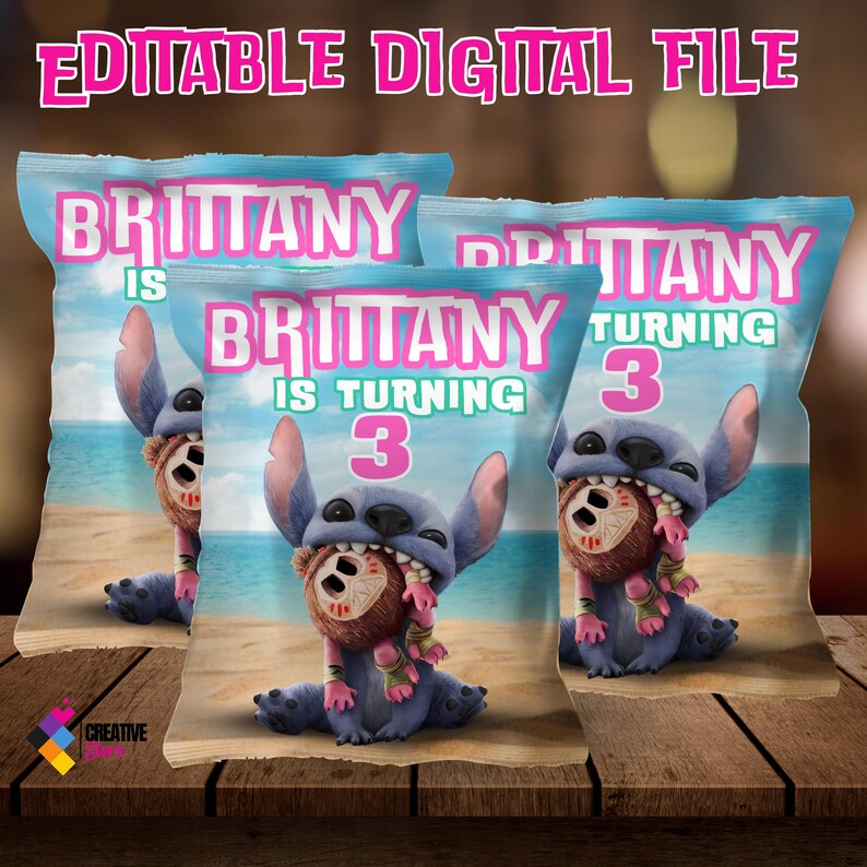 K&ouml;nnte beinhalten: Drei bedruckbare Party-Geschenkbeutel in Blau und Rosa mit einer Zeichentrickfigur Stitch, die eine braune Figur h&auml;lt. Die Beutel sind mit einer blauen und wei&szlig;en Strandkulisse und dem Text "Brittany wird 3" verziert.