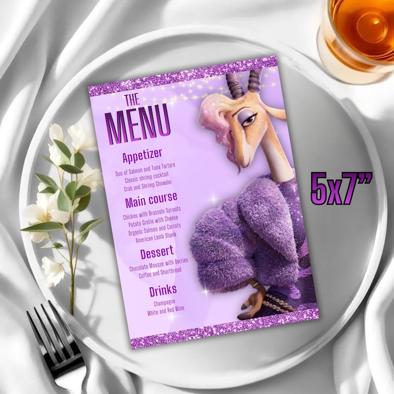 以下が含まれることがあります： 紫色のコートを着た漫画のガゼルのイラストが描かれた5x7インチのメニューカード。メニューには、前菜、メインコース、デザート、飲み物が記載されています。メニュー項目には、サーモン、エビ、チキン、チョコレートムースが含まれています。