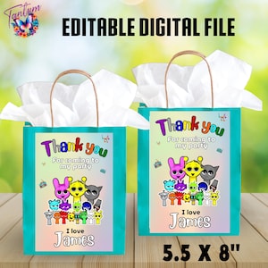 Puede incluir: Dos bolsas de regalo azul turquesa con papel de seda blanco en el interior. Las bolsas tienen un diseño de personajes de dibujos animados coloridos con el texto "Gracias por venir a mi fiesta Te quiero James" impreso en la parte delantera. Las bolsas miden 5,5 pulgadas por 8 pulgadas.