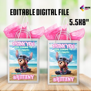 Puede incluir: Dos bolsas de regalo blancas con papel de seda rosa, con un personaje de dibujos animados de Stitch de Lilo & Stitch. Las bolsas miden 14 x 20 cm y dicen "&iexcl;Gracias por venir a mi fiesta!" con el nombre "Brittany" en la parte inferior.