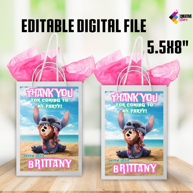 Puede incluir: Dos bolsas de regalo blancas con papel de seda rosa, con un personaje de dibujos animados de Stitch de Lilo & Stitch. Las bolsas miden 14 x 20 cm y dicen "&iexcl;Gracias por venir a mi fiesta!" con el nombre "Brittany" en la parte inferior.