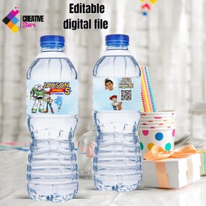 Puede incluir: Dos botellas de agua de plástico transparente con tapas azules y etiquetas. Las etiquetas presentan un tema de Toy Story con el texto "Jaxson Story 5 is turning" y una imagen de Buzz Lightyear y Woody. Una etiqueta también incluye una foto de un niño y un código QR con el texto "¡Gracias por venir a mi fiesta!"