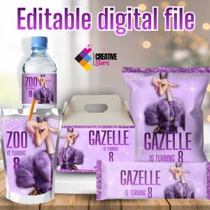 Puede incluir: Suministros para fiestas con un personaje de gacela de dibujos animados. Los artículos incluyen una botella de agua, una caja de jugo, una bolsa de golosinas, una caja de regalo y un envoltorio de barra de caramelo. El texto "ZOO IS TURNING 8" y "GAZELLE IS TURNING 8" se muestra.