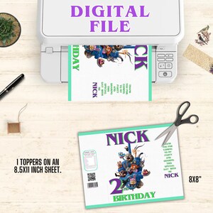 Puede incluir: Se muestra una impresora con una hoja de papel que dice "DIGITAL FILE" en morado. El papel tiene un tema de cumplea&ntilde;os con el nombre "NICK" y el n&uacute;mero "2" en verde y morado. Tambi&eacute;n se ve el texto "1 TOPPERS EN UNA HOJA DE 21,59x27,94 CM".