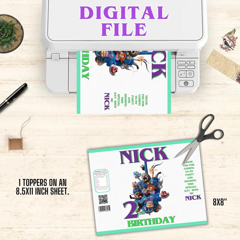 Puede incluir: Se muestra una impresora con una hoja de papel que dice "DIGITAL FILE" en morado. El papel tiene un tema de cumplea&ntilde;os con el nombre "NICK" y el n&uacute;mero "2" en verde y morado. Tambi&eacute;n se ve el texto "1 TOPPERS EN UNA HOJA DE 21,59x27,94 CM".