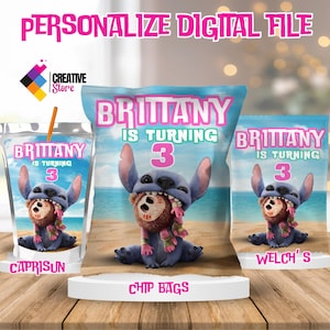 Puede incluir: Archivo digital imprimible para una fiesta de cumplea&ntilde;os. El dise&ntilde;o presenta un personaje azul Stitch de Lilo & Stitch sosteniendo un coco marr&oacute;n. El texto dice "Brittany cumple 3 a&ntilde;os". El archivo es para bolsas de jugo Capri Sun, bolsas de papas fritas y cajas de jugo Welch's.