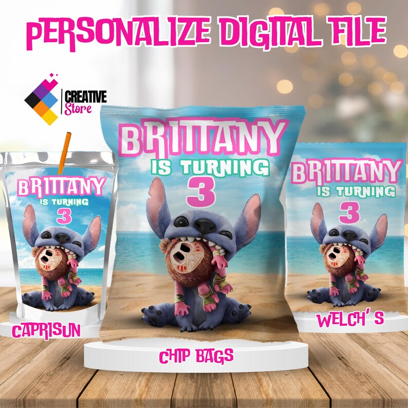 Puede incluir: Archivo digital imprimible para una fiesta de cumplea&ntilde;os. El dise&ntilde;o presenta un personaje azul Stitch de Lilo & Stitch sosteniendo un coco marr&oacute;n. El texto dice "Brittany cumple 3 a&ntilde;os". El archivo es para bolsas de jugo Capri Sun, bolsas de papas fritas y cajas de jugo Welch's.