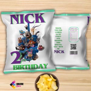 Puede incluir: Bolsas de patatas fritas blancas con un dise&ntilde;o turquesa y morado. La parte delantera de la bolsa dice "NICK" en morado, "2nd Birthday" en verde y presenta personajes de dibujos animados. La parte trasera dice "Gracias por venir a mi fiesta" e incluye una etiqueta de informaci&oacute;n nutricional.
