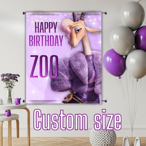 Puede incluir: Una pancarta de tamaño personalizado con un fondo morado y las palabras "HAPPY BIRTHDAY ZOO" en letras moradas grandes y en negrita. La pancarta presenta una gacela de dibujos animados con un abrigo de piel morado. Varios globos morados y grises están en el fondo.