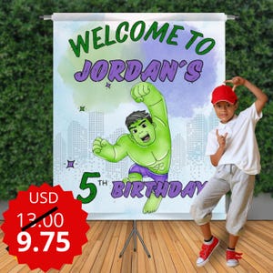 Può includere: Un personaggio dei cartoni animati verde Hulk salta davanti a uno sfondo di città. Lo sfondo è un design ad acquerello con sfumature viola e blu. Il testo "Benvenuti al 5° compleanno di Jordan" è scritto in un font colorato.