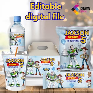 Puede incluir: Archivo digital editable para una fiesta de cumpleaños con temática de Toy Story. El archivo incluye etiquetas para una botella de agua, una caja de jugo, una bolsa de bocadillos y una caja de regalo. Las etiquetas presentan a Buzz Lightyear y Woody de Toy Story. El texto en las etiquetas dice "Jaxson Story cumple 5 años".