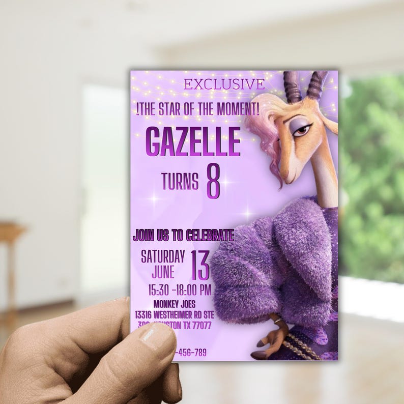 K&ouml;nnte beinhalten: Eine lavendelfarbene Party-Einladung mit der Figur Gazelle aus Zootopia. Die Einladung lautet "Gazelle wird 8" und enth&auml;lt Eventdetails. Das Design beinhaltet eine Cartoon-Illustration von Gazelle in einem lila Outfit.