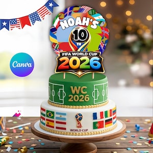 Può includere: Una torta a due piani a tema Coppa del Mondo FIFA 2026. Il piano superiore è verde con marcature da campo di calcio e il testo WC 2026. Il piano inferiore è bianco con varie bandiere nazionali e il logo della Coppa del Mondo.