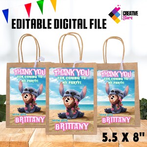 Puede incluir: Tres bolsas de regalo de papel marr&oacute;n con asas. Cada bolsa tiene un dise&ntilde;o colorido con un personaje azul que sostiene una flor rosa en su boca. El texto en las bolsas dice "&iexcl;Gracias por venir a mi fiesta!" y "Con amor, Brittany". Las bolsas miden 5,5 pulgadas por 8 pulgadas.