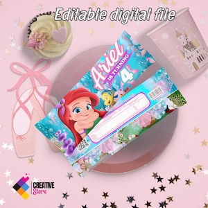 Puede incluir: Bolsa de regalo imprimible de Ariel La Sirenita con un diseño azul, rosa y morado. La bolsa presenta a Ariel, Flounder y conchas marinas. El texto en la bolsa dice "Ariel cumple 4 años".