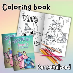 Puede incluir: Un libro para colorear personalizado con Stitch de Lilo & Stitch. La portada tiene un Stitch azul y rosa con el texto "Bienvenido al 3er cumpleaños de Angel". Las páginas interiores presentan una ilustración en blanco y negro de Stitch con un pastel de cumpleaños y el texto "Feliz cumpleaños".