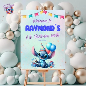 Puede incluir: Un cartel de fiesta de cumpleaños azul y morado con un personaje de dibujos animados Stitch sosteniendo globos y una magdalena. El cartel dice "Bienvenido a la fiesta de cumpleaños de Raymond, 8 años, 30 de julio de 2024".