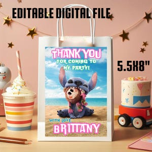 Puede incluir: Una bolsa de agradecimiento azul y rosa con un personaje de dibujos animados Stitch sosteniendo una mu&ntilde;eca marr&oacute;n y rosa. La bolsa mide 5,5 pulgadas por 8 pulgadas y dice "&iexcl;Gracias por venir a mi fiesta!" con el nombre "Brittany" en la parte inferior.
