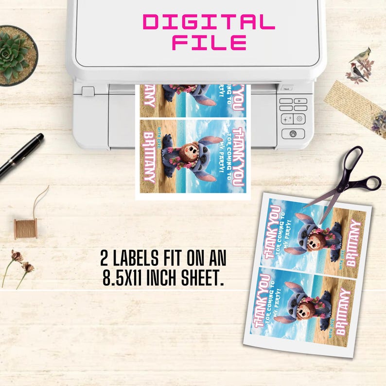 Puede incluir: Dos etiquetas imprimibles con Stitch de Lilo & Stitch. Las etiquetas est&aacute;n dise&ntilde;adas para una tarjeta de agradecimiento y presentan una combinaci&oacute;n de colores azul y rosa. El texto en las etiquetas dice "&iexcl;Gracias por venir a mi fiesta!" y "Brittany". Las etiquetas est&aacute;n dise&ntilde;adas para caber en una hoja de papel de 21,6 x 27,9 cm.