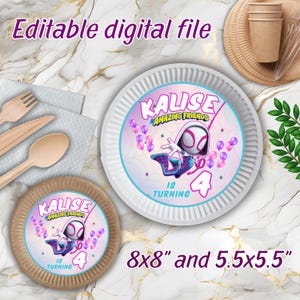 Puede incluir: Dos platos de fiesta imprimibles con un personaje de dibujos animados de Spider-Gwen. El plato más grande es blanco con un diseño rosa y azul y mide 20,3 cm de diámetro. El plato más pequeño es marrón con un diseño rosa y azul y mide 14 cm de diámetro. Ambos platos muestran el texto "KALISE AMAZING FRIENDS IS TURNING 4".