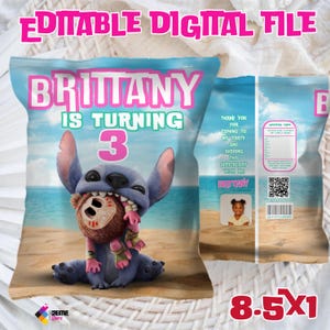 Puede incluir: Archivo digital editable para una bolsa de regalo de fiesta de cumplea&ntilde;os con Stitch de Lilo & Stitch. La bolsa es azul y presenta una escena de playa con el texto "Brittany cumple 3 a&ntilde;os".