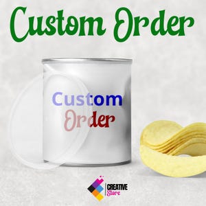 Puede incluir: Un recipiente cilíndrico blanco con una tapa transparente, con el texto "Custom Order" en azul y rojo. A la derecha hay un montón de patatas fritas doradas. Las palabras "Custom Order" también están escritas en verde encima del recipiente.
