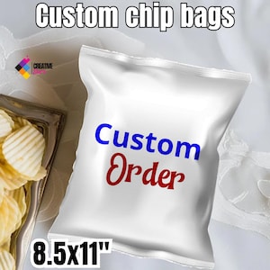 Puede incluir: Una bolsa de patatas fritas blanca personalizada con el texto "Custom Order" en azul y rojo. La bolsa mide 21,6 x 27,9 cm. Las palabras "Custom chip bags" están en la parte superior de la imagen.
