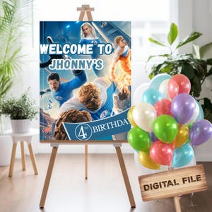 以下が含まれることがあります： 木製のイーゼルには、「WELCOME TO JHONNY'S」と「4th BIRTHDAY」の文字が入ったポスターが飾られています。ポスターにはスーパーヒーローのイラストが描かれています。カラフルな風船の束と「DIGITAL FILE」と書かれた看板もあります。