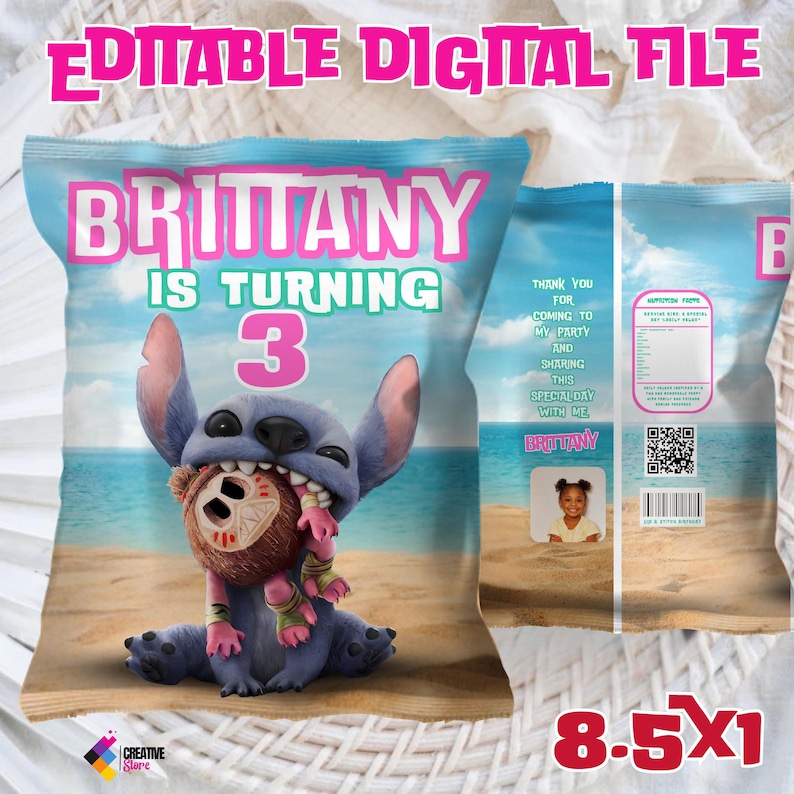 K&ouml;nnte beinhalten: Editierbare digitale Datei f&uuml;r eine Geburtstagsfeier. Das Design zeigt eine blaue Figur mit einem rosa Mund, die eine braune Figur h&auml;lt. Der Text "Brittany is turning 3" ist in rosa und gr&uuml;n. Der Hintergrund ist eine Strandszene mit blauem Wasser und einem Sandstrand.