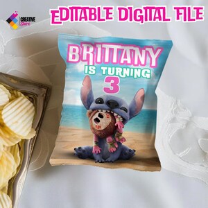 K&ouml;nnte beinhalten: Ein bedruckbares Chipst&uuml;ten-Design mit einer blauen Stitch-Figur aus Lilo & Stitch, die ein braunes Tiki-Idol h&auml;lt. Die T&uuml;te ist mit einem rosa und blauen Hintergrund und dem Text "Brittany wird 3" verziert.